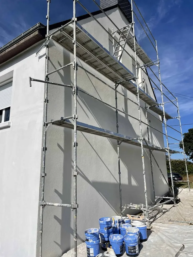 Façade repeinte avec échafaudage