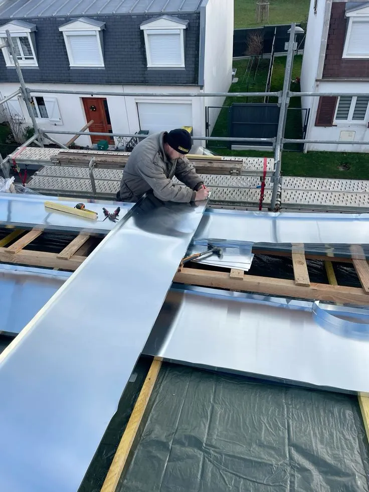 Pose de zinc sur un chantier