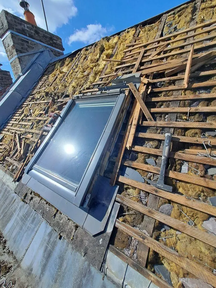 Rénovation de toiture avec fenêtre de toit